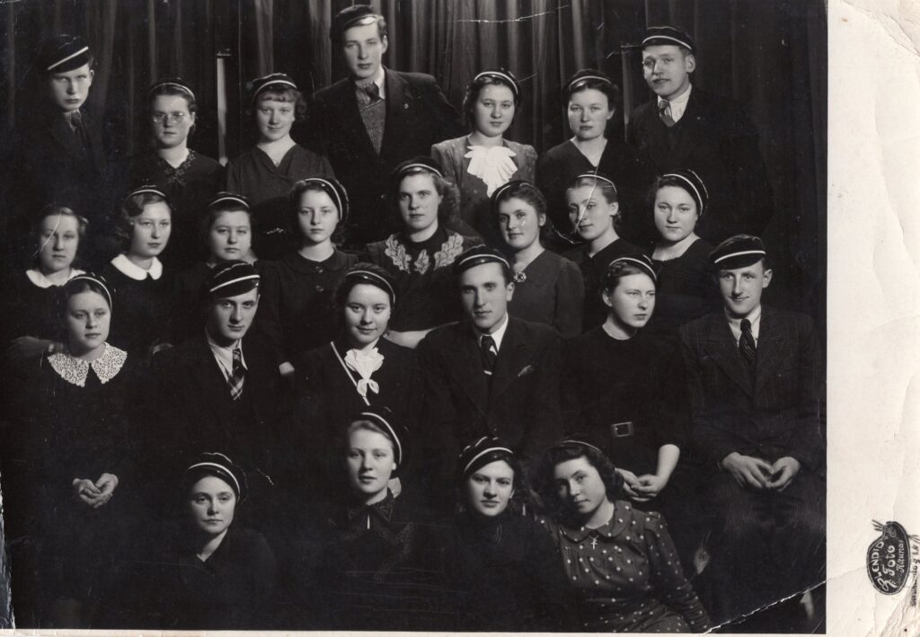 „Šatrijos“ nariai Kaune, 1939 m. Antroje eilėje centre Č. Grincevičius (dešinėje); V. Mačernis (kairėje). MLLM 11522