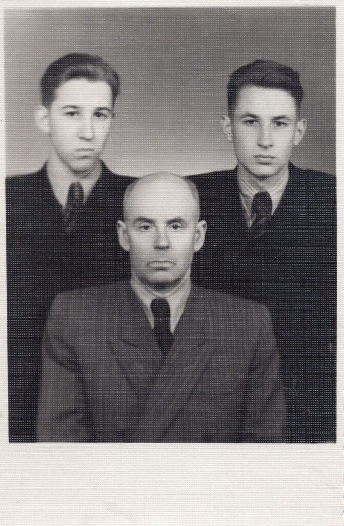 Kazys Jankauskas su sūnumis Aleksandru ir Zigmu. 1956 m. Fotografas nežinomas. MLLM 33017