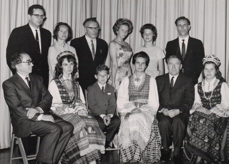 Maironio 100-ųjų gimimo metinių minėjimas Los Andžele 1962.05.27. J. Tininis stovi trečias iš kairės. Fotografas L. Kančauskas. BBR11983