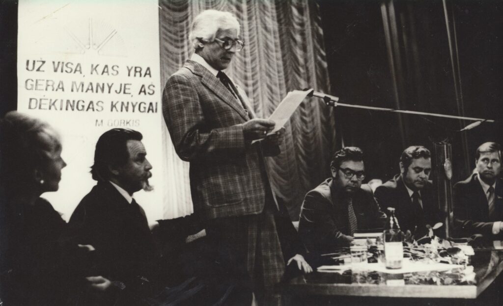 J. Avyžiaus kūrybos vakaras Šiauliuose, kai jam buvo įteiktas 1982 m. skaitomiausios knygos prizas už romaną „Degimai“. 1983 06 30. Aleksandro Ostašenkovo nuotrauka. MLLM 76066