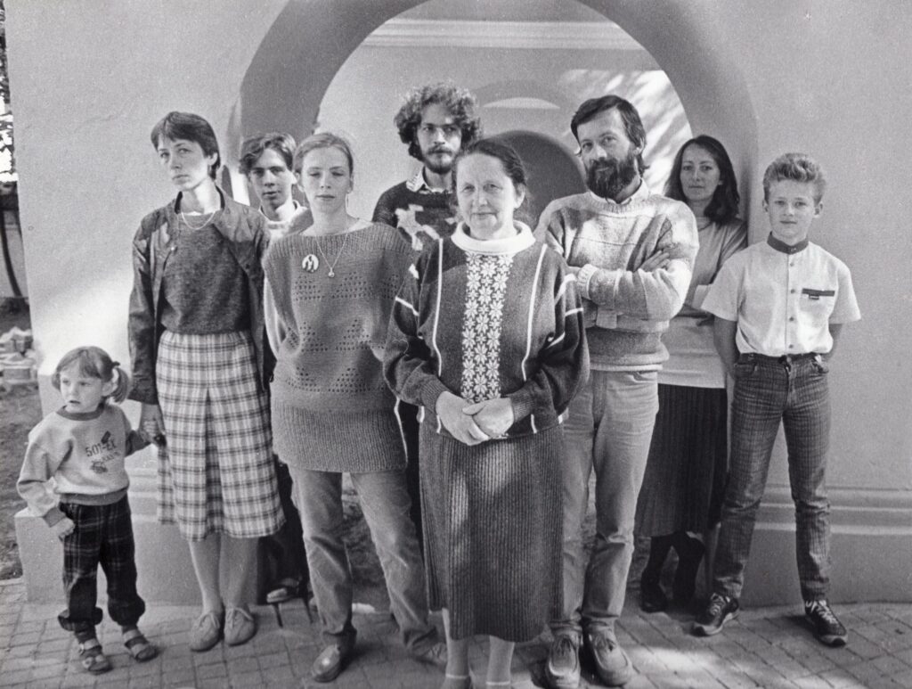 A. Jonyno šeima. Sūnus Antanas A. Jonynas iš dešinės trečias. Vilnius, 1987 m. Nuotr. R. Rakausko. MLLM GEK P26149