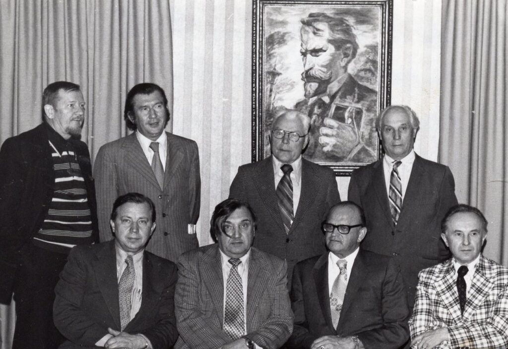 V. Būtėnas (stovi antras iš kairės), P. Gaučys, K. Bobelis, A. Baronas ir kiti. Čikaga, 1974 m. MLLM 108398