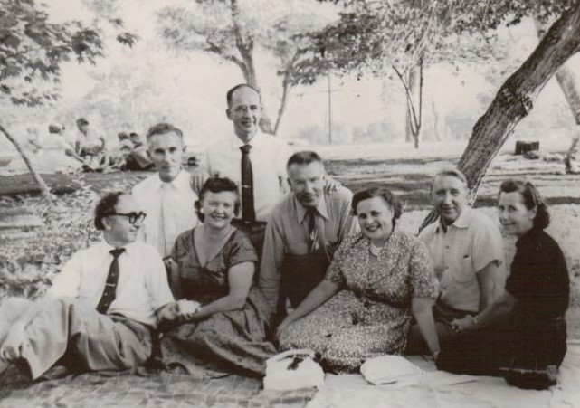 Žurnalo „Lietuvių dienos“ gegužinėje 1957 m. vasarą Los Andžele. Iš kairės: I eil. – B. Brazdžioni, E. Rūkštelienė, J. Tininis, E. Tumienė, B. Budriūnas, D. Mitkienė; II eil. – A. Rūkštelė, A. Gustaitis. Fotografas P. Jasiukonis. BBR11400