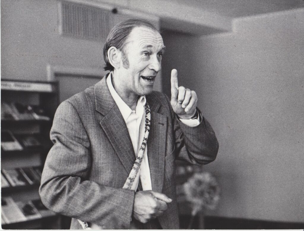 A. Matutis Kauno Centro bibliotekos „Saulėtekio“ vaikų literatūros skyriuje. 1979 05 17. A. Kairio nuotrauka. MLLM GEK 17819