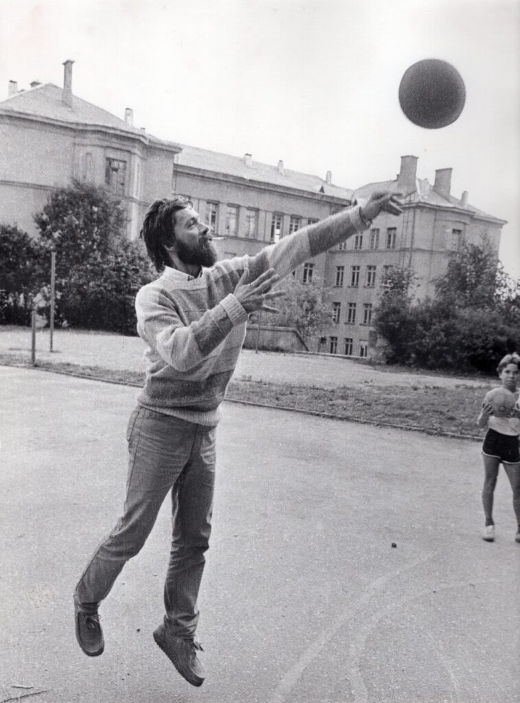 Antanas A. Jonynas prie Užupio vid. m-klos, kurioje mokėsi. Vilnius, 1987 m. Nuotr. R. Rakausko. MLLM GEK P26146