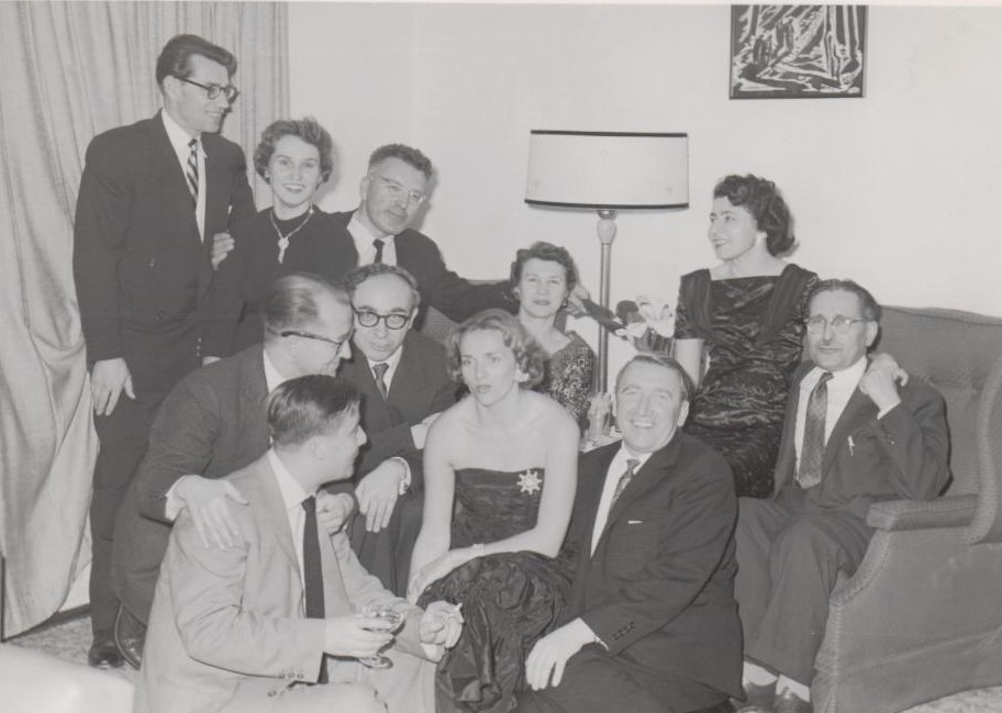 Svečiuose pas M. Starkų. Los Andželas. 1957.03.09. J. Tininis – II eilėje trečias iš kairės. Nuotrauka P. Jasiukonio. BBR11144