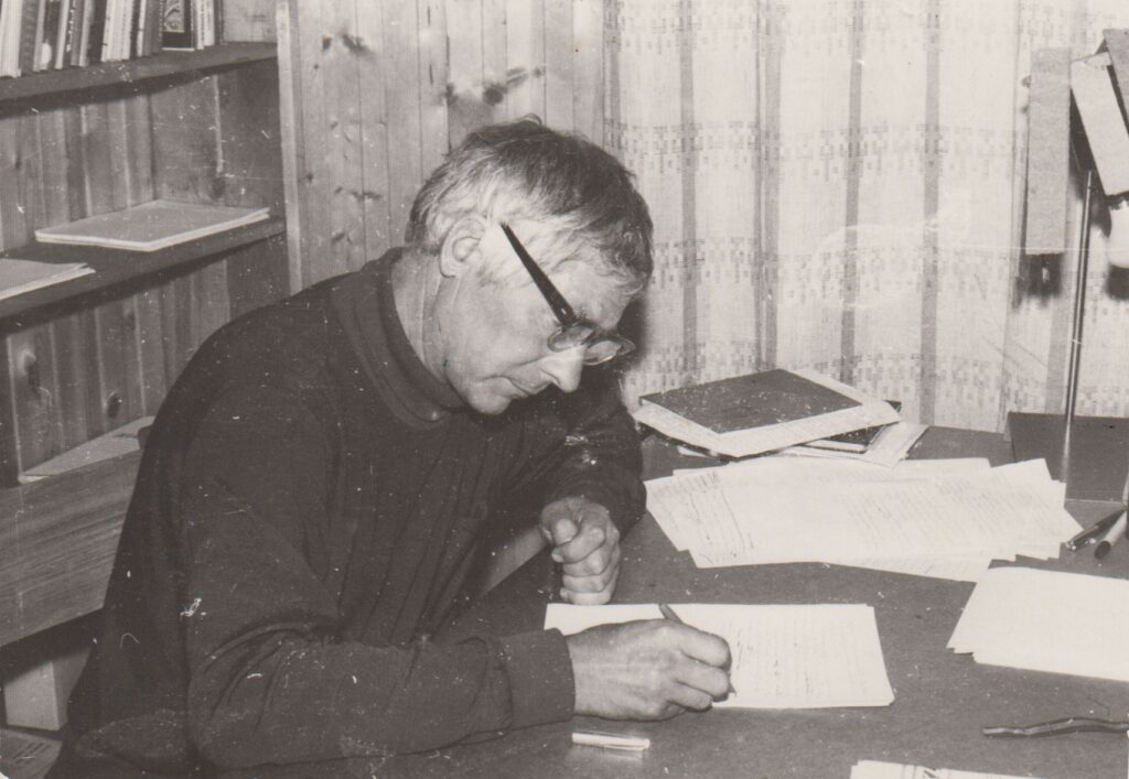 Darbo kambaryje. Prūdiškių km. (Švenčionių r.) Apie 1972 m. MLLM 76069