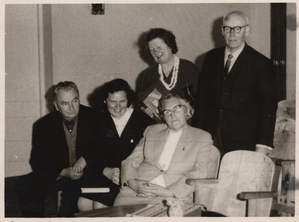 Kazys Jankauskas su kitais XIII-osios mokyklos mokytojais (iš dešinės pirmoje eilėje I. Simonaitytė, Šestokovienė ir J. Raustis, antroje eilėje – stovi Laukaitienė ir Jankauskas). 1964 m. Fotografas nežinomas. MLLM 20209