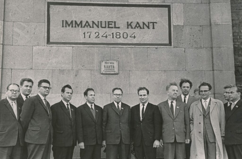 K. Donelaičio 250-ųjų gimimo metinių iškilmių dalyviai prie filosofo I. Kanto kapo Kaliningrade 1964 m. Iš kairės: antras A. Maldonis, A. Bieliauskas, penktas J. Maniušis, K. Korsakas, A. Laurinčiukas, T. Tilvytis, V. Reimeris, vienuoliktas Just. Marcinkevičius
