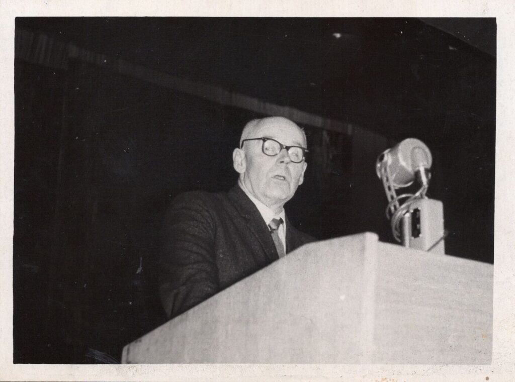 Kazys Jankauskas Kauno XIII-oje vidurinėje mokykloje, išleistuvių vakare išeinant į pensiją. 1966 m. Fotografas nežinomas. MLLM 20207.