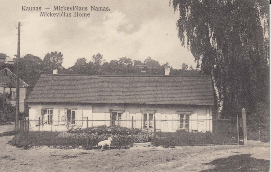 Adomo Mickevičiaus namas Kaune. Kaunas: išleido O. Vitkauskytės knygynas, 1925. Namas dabartinėje A. Mickevičiaus gatvėje neišlikęs. MLLM P 15656