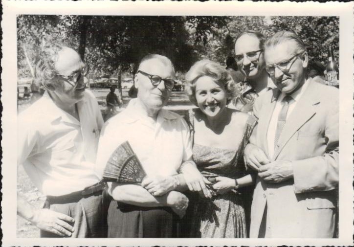 „Lietuvių dienų“ piknike Los Andželo Arroyo Seco parke 1962.08.12. Iš kairės: B. Brazdžionis, J. Andrašūnas, E. Dargytė, A. Gustaitis, J. Tininis. Fotografas L. Briedis. BBR12006
