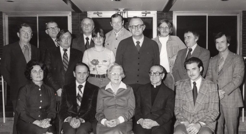 V. Būtėnas stovi pirmas iš kairės, antras – A. Baronas ir kiti. Čikaga, 1976-02-11. V. Noreikos nuotrauka. MLLM 78419