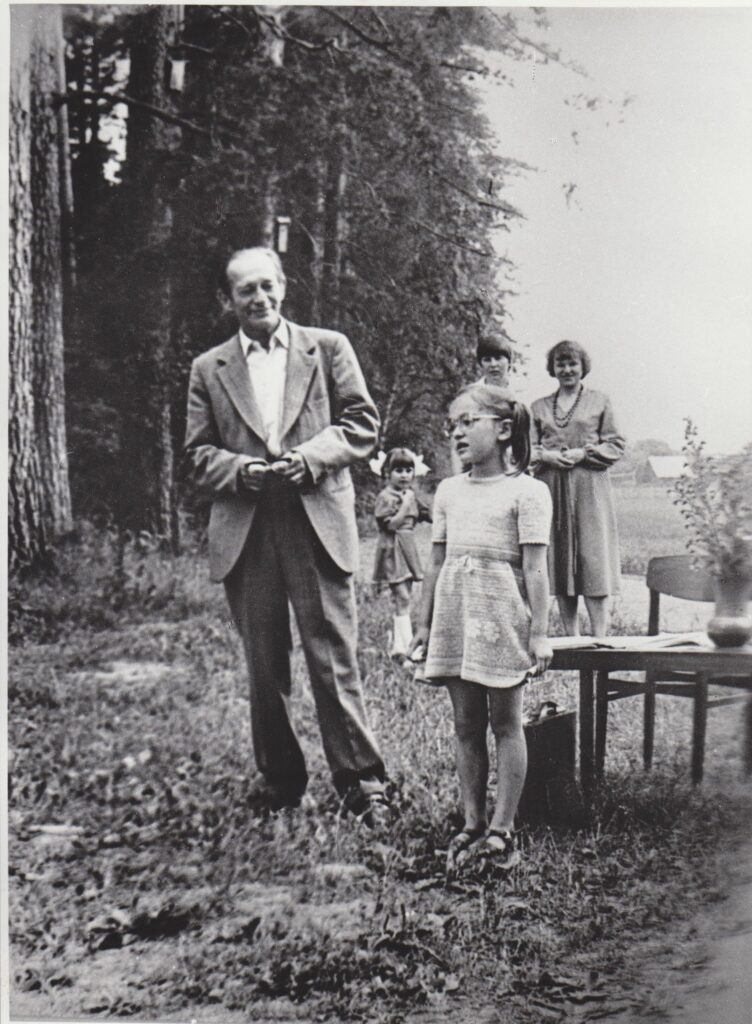 A. Matutis su anūke Vaida Birštone 1981 m. MLLM GEK P17818