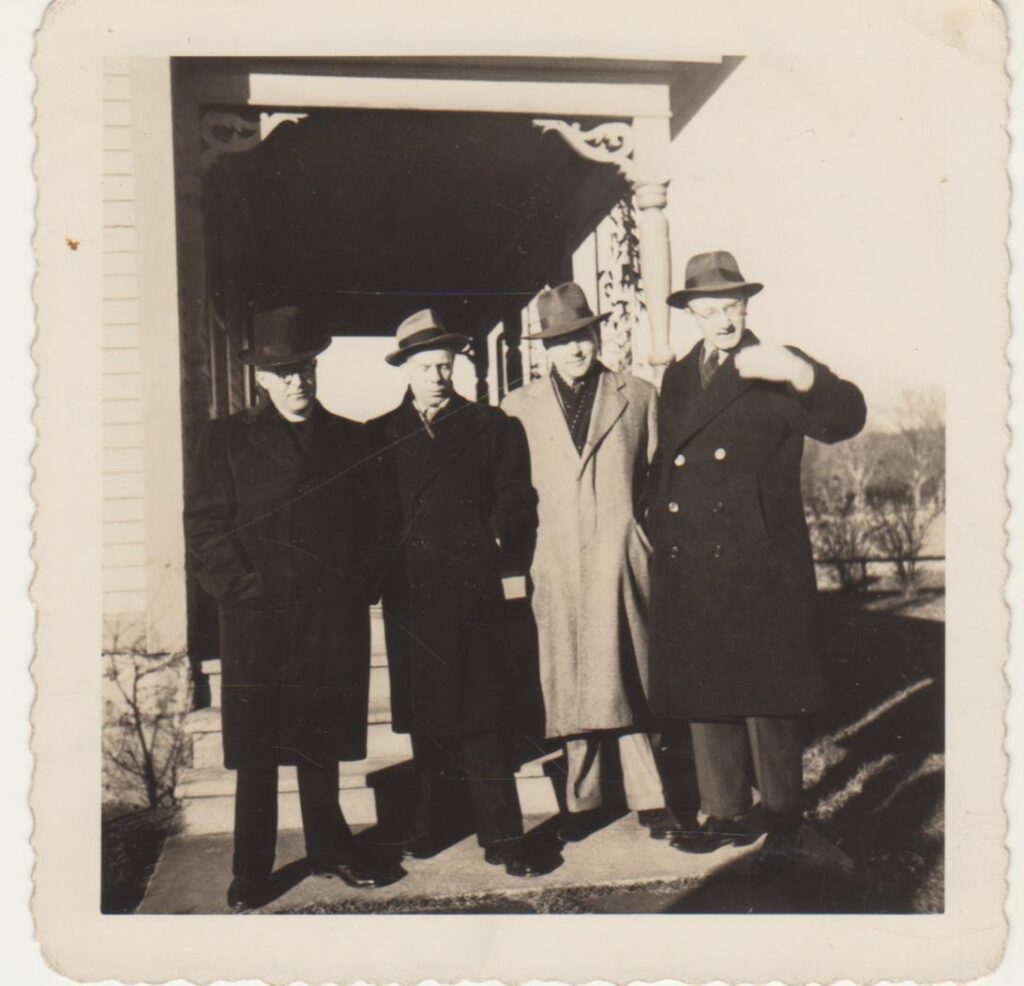 S. Būdavas (1-as iš kairės) su J. Aisčiu, K. Čibiru, A. Vaičiulaičiu. Putnamas, 1951 m. MLLM 52572