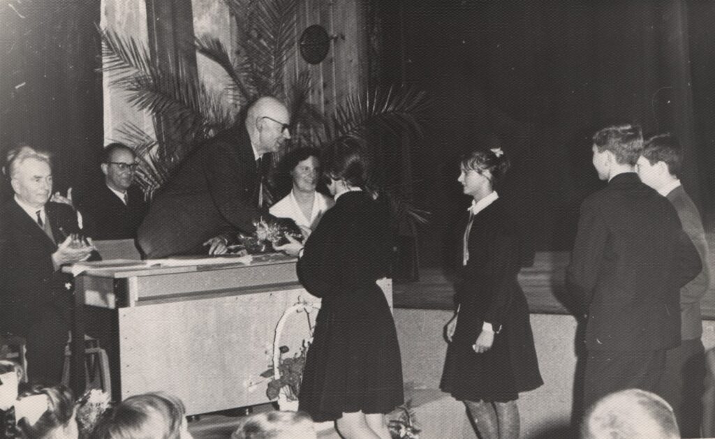 K. Jankausko išleistuvės Kauno XIII-oje vidurinėje mokykloje. 1966 m. Fotografas nežinomas. MLLM 20211