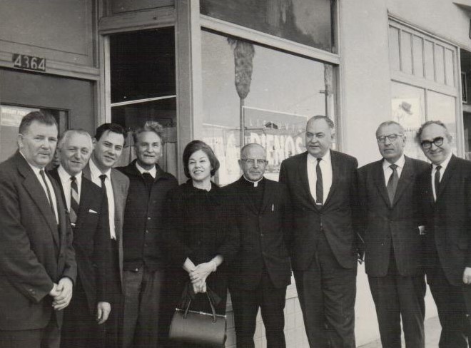 Prie žurnalo „Lietuvių dienos“ leidyklos 1965 m. sausio mėn. Iš kairės: J. Andrius, A. Skirius, J. Žmuidzinas, J. Eretas, H. Žmuidzinienė, K. Steponis, dr. J. Žmuidzinas (Torontas), J. Tininis, B. Brazdžionis. BBR12115