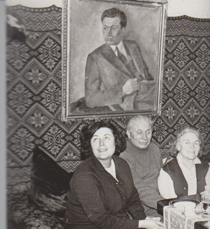 J. Grušas, P. Grušienė su dukra Algimanta Marija Tamošiūniene savo namų svetainėje. Kaunas, 1973 m. Fotografas nežinomas. JGM 4313