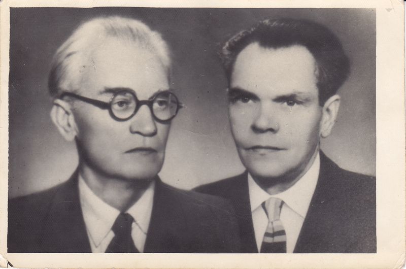Su jauniausiu broliu Juozu Mykolaičiu. Kaunas, apie 1960 m. MLLM 121423