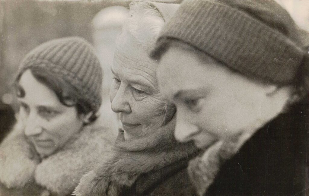 Prie V. Mykolaičio-Putino kapo Rasų kapinėse 1970 m. Iš kairės: V. Zaborskaitė, M. Lukšienė, I. Kostkevičiūtė. MLLM 121133/F3 23801