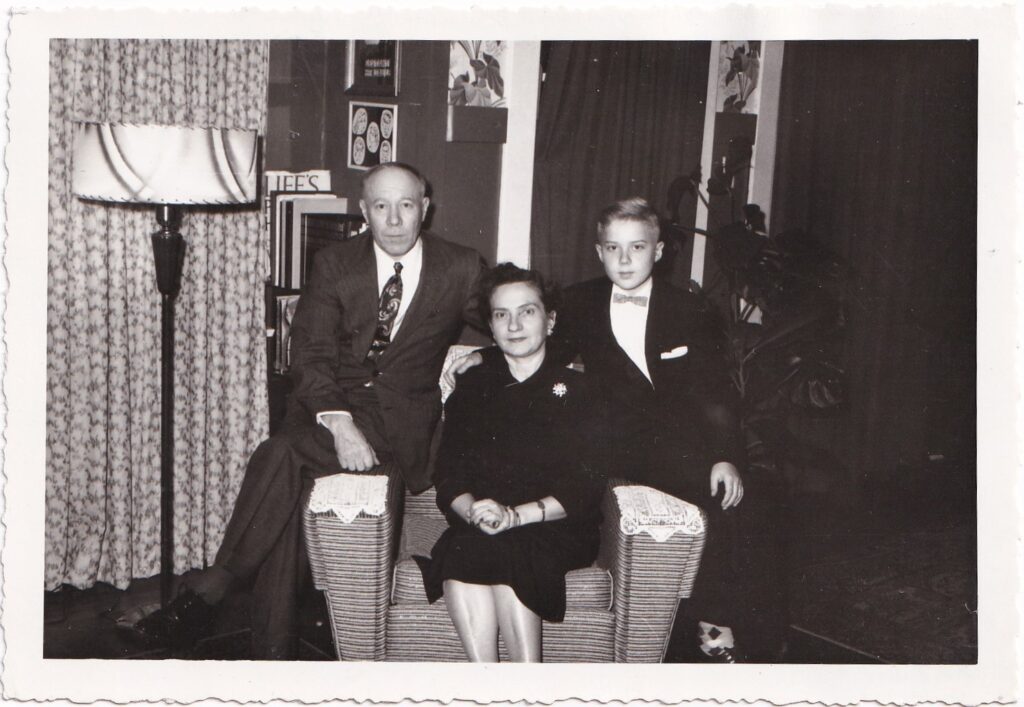 Jurgis ir Marija Gliaudos su sūnumi Jurgiu. Los Andželas, 1957 m. balandžio 18 d. L. Briedžio nuotrauka. MLLM 49080