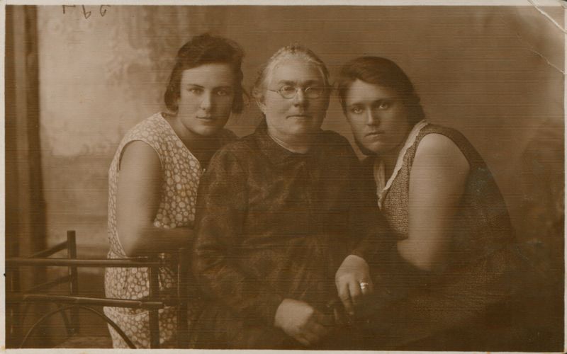 Juozo Grušo žmona Pulcherija (pirma iš dešinės) su mama ir studijų drauge. Joniškis, apie 1927 m., J. Fišero nuotrauka. JGM 114471