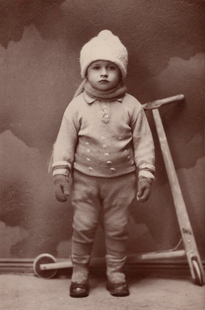 A. Mackus su paspirtuku. Pagėgiai, 1934 m. MLLM 92426