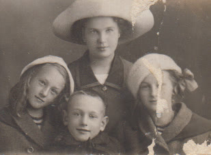 M. Krasauskas centre su sesutėmis ir mama, 1933 m.