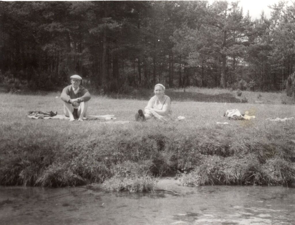 Kazys Jankauskas su žmona Aleksandra prie Lavyso ežero. 1983 m. Fotografas nežinomas. MLLM 33027