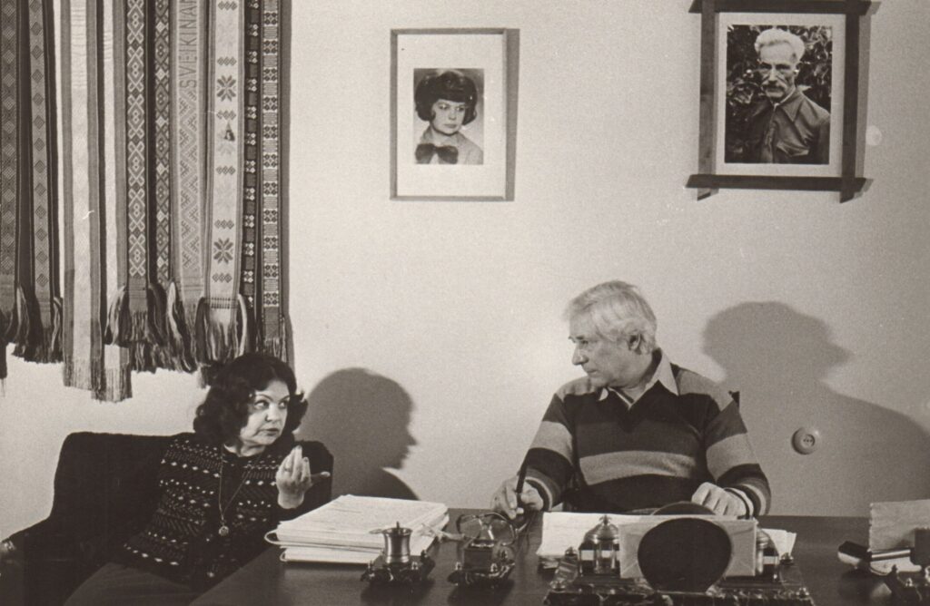 J. ir I. Avyžiai. Virš rašytojo galvos – tėvo Kazimiero Avižiaus portretas. Vilnius, 1982 m. kovas. A. Žižiūno nuotrauka. MLLM 76022