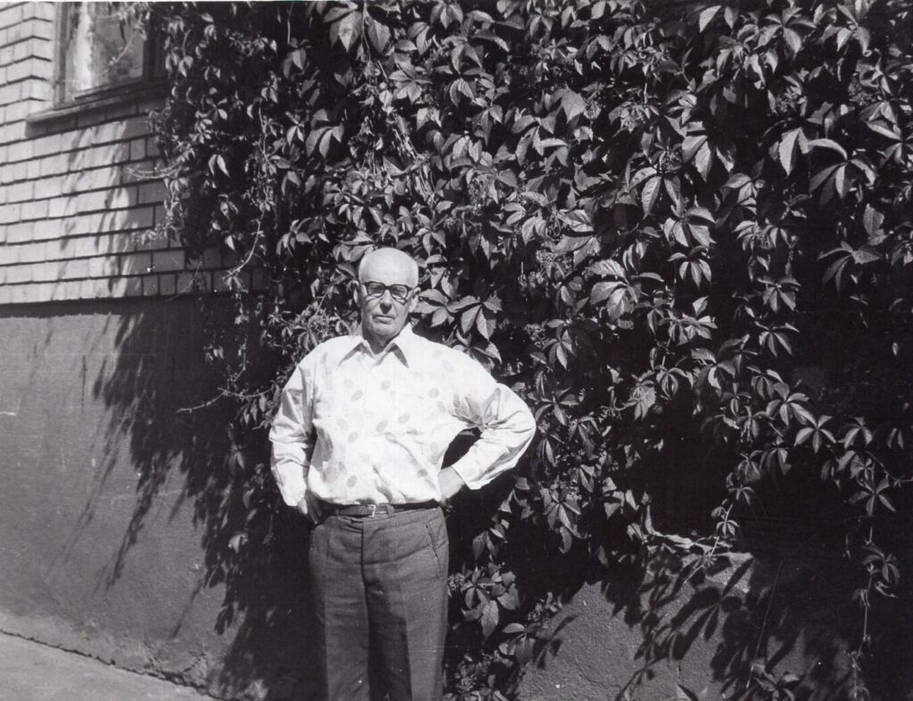 Kazys Jankauskas prie savo namų, 1984 m. Fotografas nežinomas. MLLM 33039