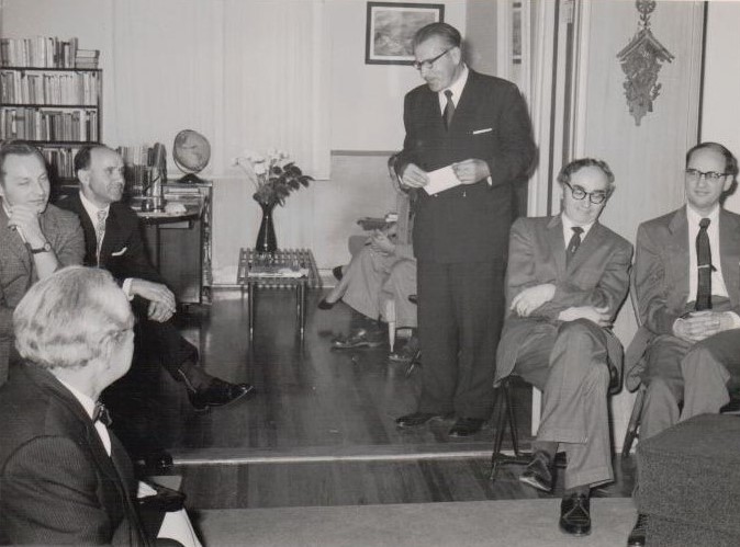 Dailiųjų menų klubo susirinkime 1961 m. Iš kairės: J. Švaistas, A. Gricius, J. Mitkus, J. Tininis (stovi), B. Brazdžionis, A. Gustaitis. BBR10430