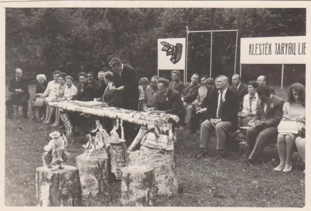 K. Inčiūra (4-as iš dešinės) Poezijos pavasario šventės metu. Pašušvys, 1968 m. 
MLLM 38704