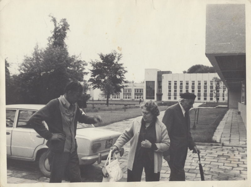 J. Grušas su šeimos nariais prie „Eglės“ sanatorijos Druskininkuose. Iš kairės: sūnus Saulius Grušas, žmona P. Grušienė ir J. Grušas. Druskininkai, apie 1978 m. Fotografas nežinomas. JGM 2602