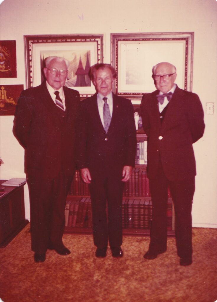 Iš kairės: J. Janušaitis, K. Karuža ir J. Gliauda Karužų namuose. Los Andželas, 1979 m. MLLM 54386