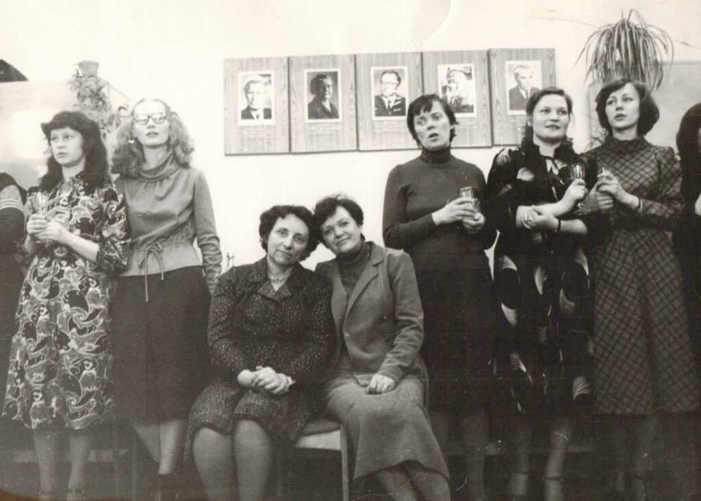 V. Zaborskaitė (sėdi kairėje) ir A. Vaitiekūnienė su VPI studentėmis 1982 m. Fotografas V. Ylevičius. MLLM 132842