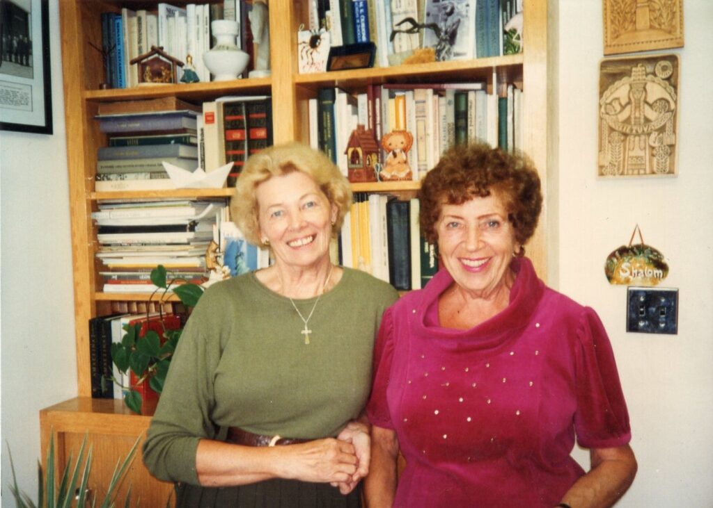 D. Bindokienė (kairėje) su B. Pūkelevičiūte „Draugo“ redakcijoje. Čikaga, apie 1990 m. MLLM_115444
