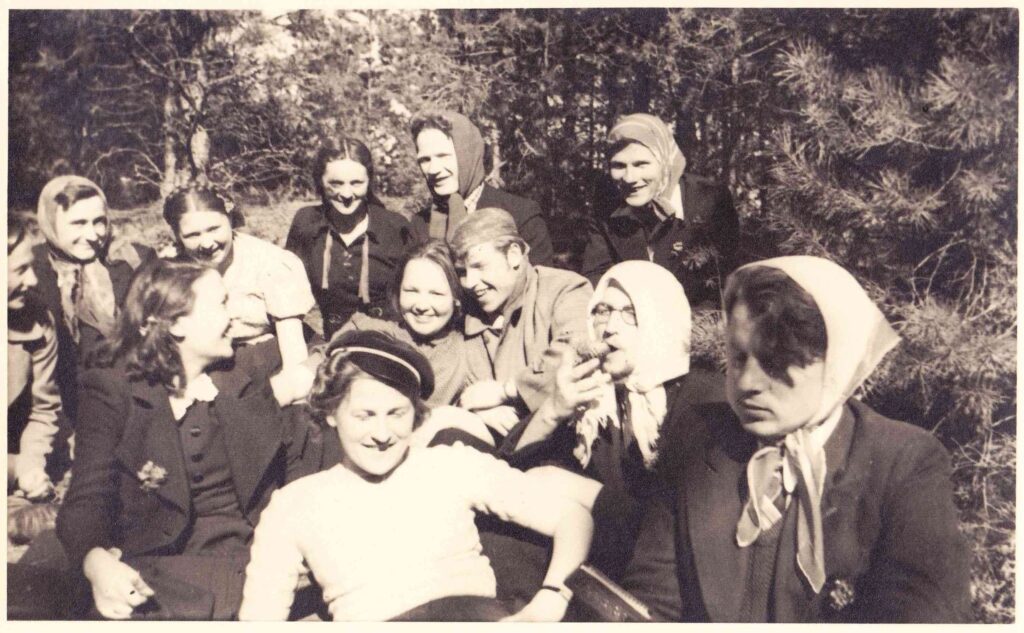 A. Nyka-Niliūnas (centre) su draugais šatrijiečiais. MLLM110202