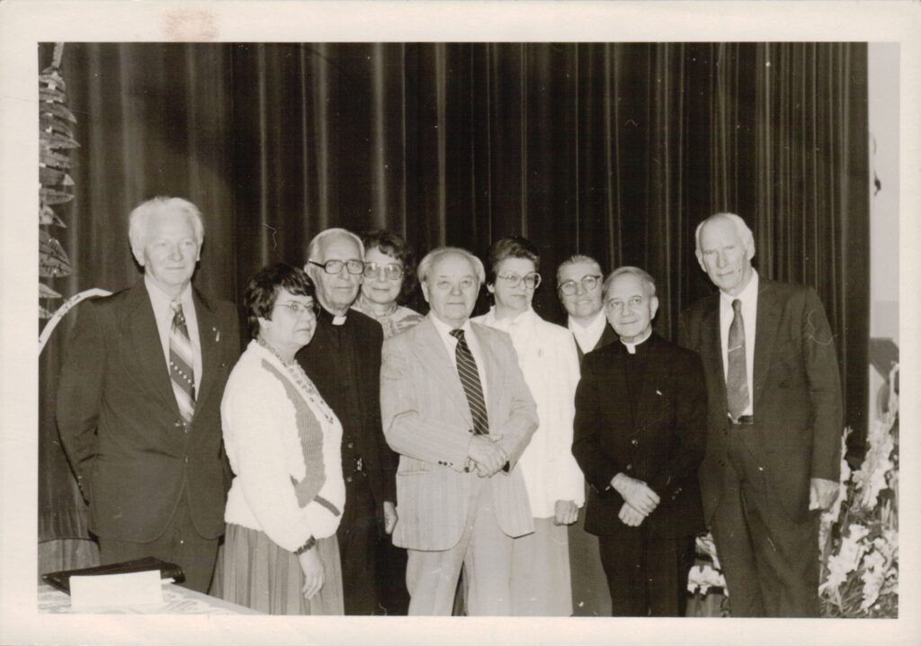 J. Jankus (centre) su bičiuliais renginyje JAV apie 1970–1975 m. MLLM 67906 / F3 11064