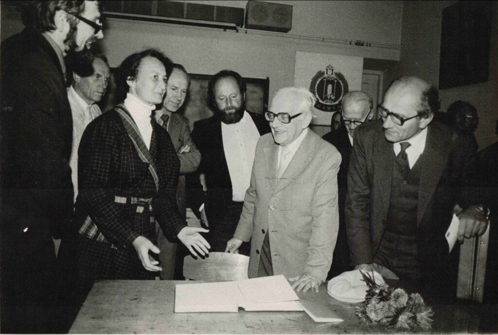 Susitikimas Vilniaus knygos bičiulių Mažvydo klube su valdybos nariais. 1985.09.03. Iš kairės: V. Banaitis, I. Kubilienė, J. Stašaitis, V. Jakštas, V. Falkenhanas, Č. Kudaba. MLLM P25883