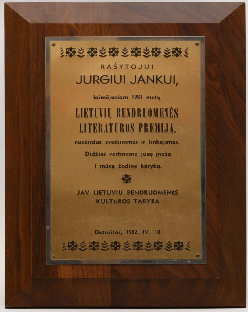 JAV lietuvių bendruomenės apdovanojimo lentelė J. Jankui, laimėjusiam Literatūros premiją. Detroitas. 1982-04-18. MLLM 40643 / MD 10873