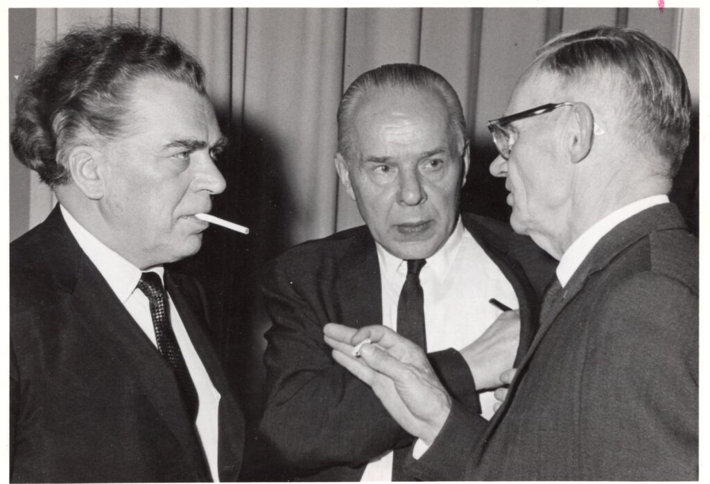 P. Andriušio (centre) kūrybos vakaras. Bostonas, apie 1968 m. Pirmas iš kairės A. Gustaitis, pirmas iš dešinės J. Kapočius. MLLM 99820