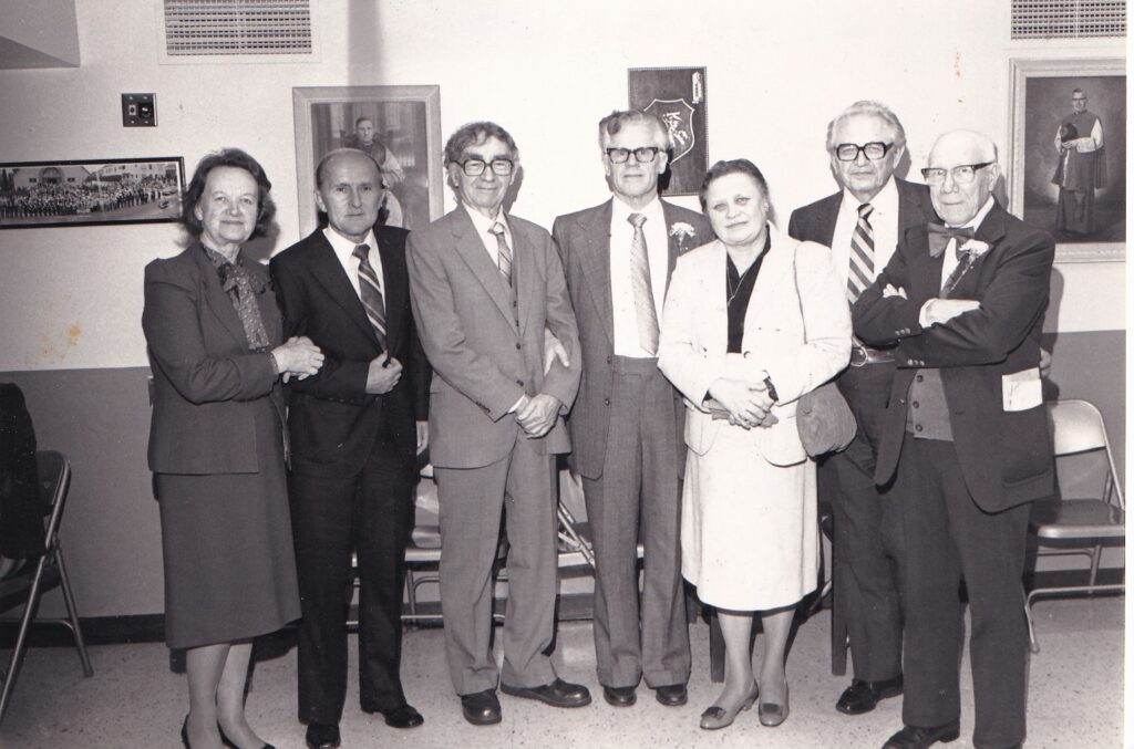 Iš kairės: Alė Rūta, P. Visvydas, Bern. Brazdžionis, A. Kairys, E. Tumienė, B. Raila ir J. Gliauda. JAV, apie 1983 m. BBR 17342