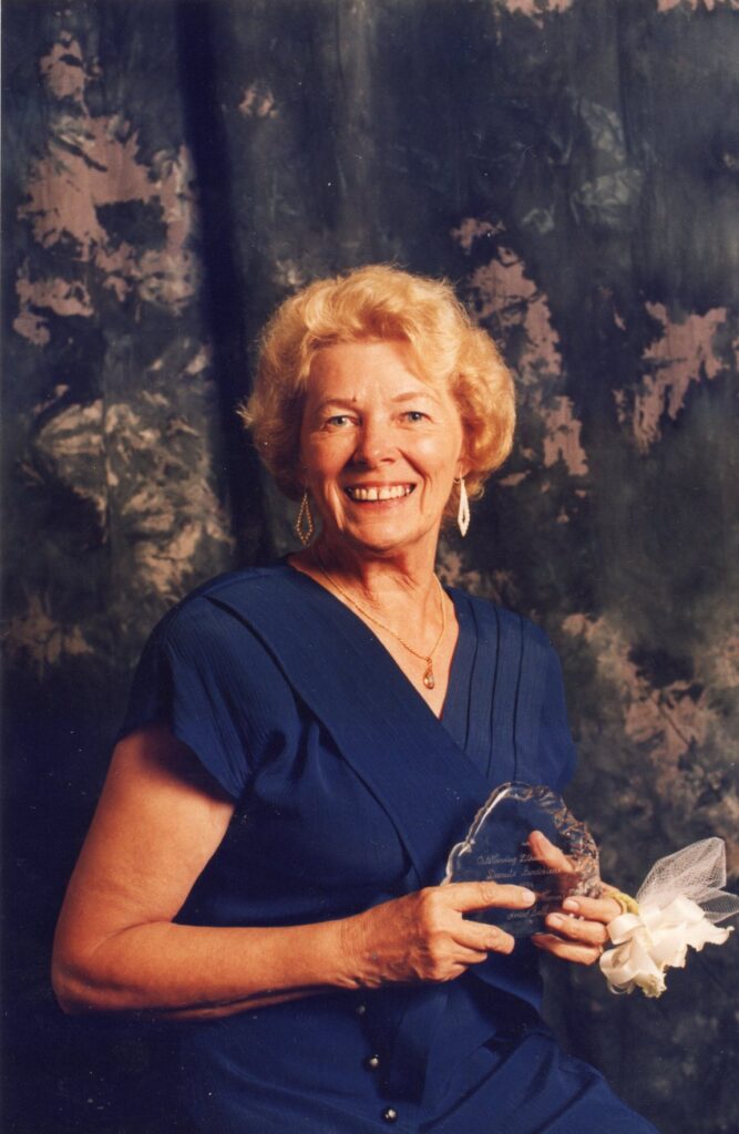 D. Bindokienė su „Gintarėlės“ žymeniu. Čikaga, 1994 m. birželio 26 d. MLLM_138818