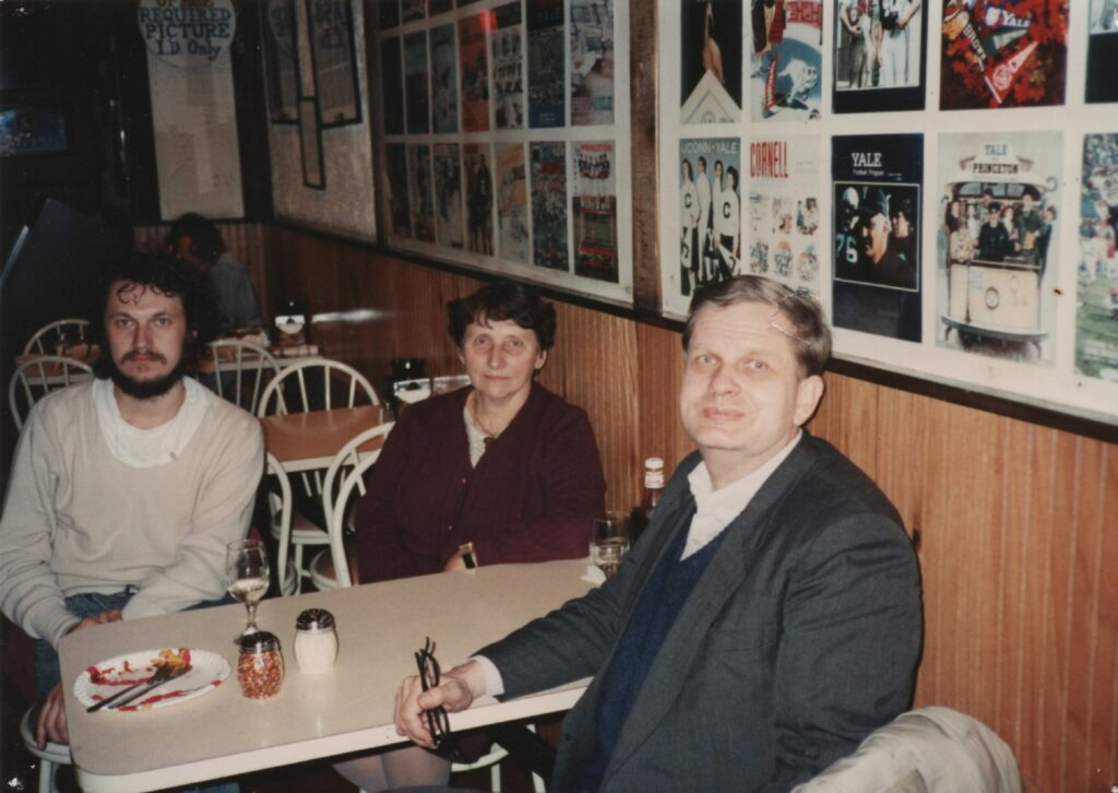 Svečiai iš Lietuvos V. Daunys, V. Zaborskaitė lanko T. Venclovą. JAV, 1990 m. MLLM 82415