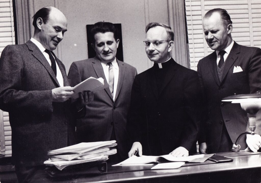 Spaudos bendradarbiai „Darbininko“ redakcijoje. Apie 1955 m. J. Tysliava pirmas iš dešinės. MLLM 11371