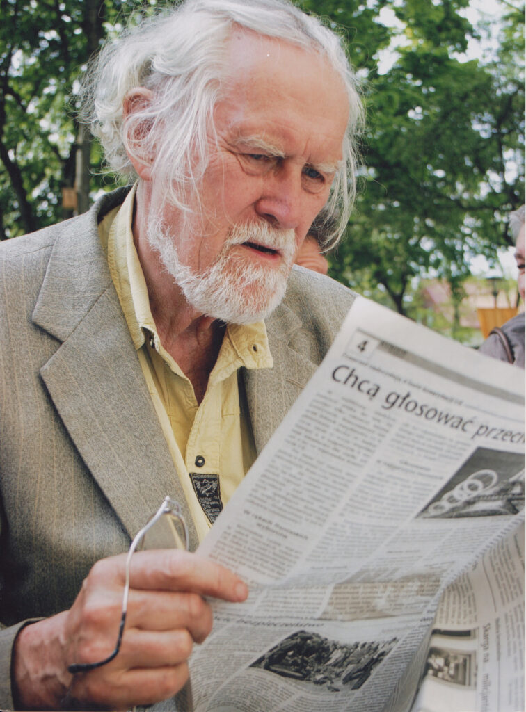 M. Martinaitis skaito lenkišką laikraštį Maironio sode. 2005 m. Fotografas Z. Baltrušis