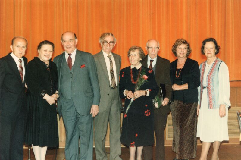 „Lietuvių fronto bičiulių“ literatūros vakaro dalyviai. Iš kairės: P. Visvydas, E. Tumienė, P. Jurkus, B. Brazdžionis, D. Mitkienė, J. Gliauda, R. Kleva Vidžiūnienė ir Alė Rūta Šv. Kazimiero parapijos salėj. Los Andželas, 1985 m. gruodžio 8 d. MLLM 104177