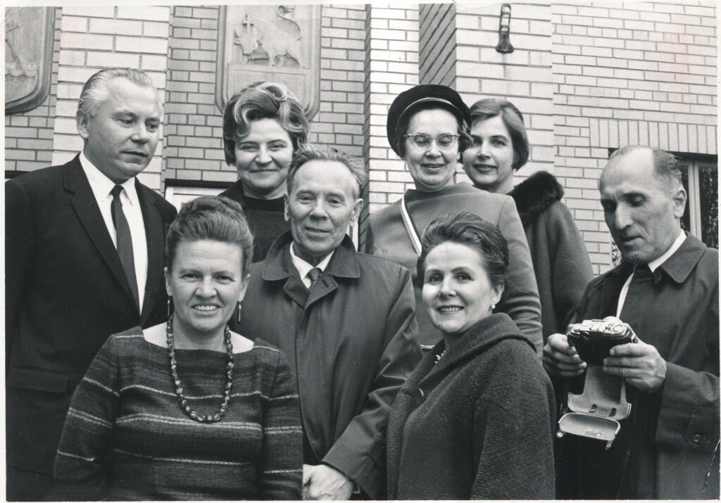 „Šatrijos“ narių surengtas J. Aisčio (stovi centre) poezijos vakaras Čikagoje. Iš kairės: K. ir K. Bradūnai, Č. Grincevičius, paskutinėje eilėje iš kairės V. Balaišytė, D. Augienė ir G. Budrytė. MLLM 72426