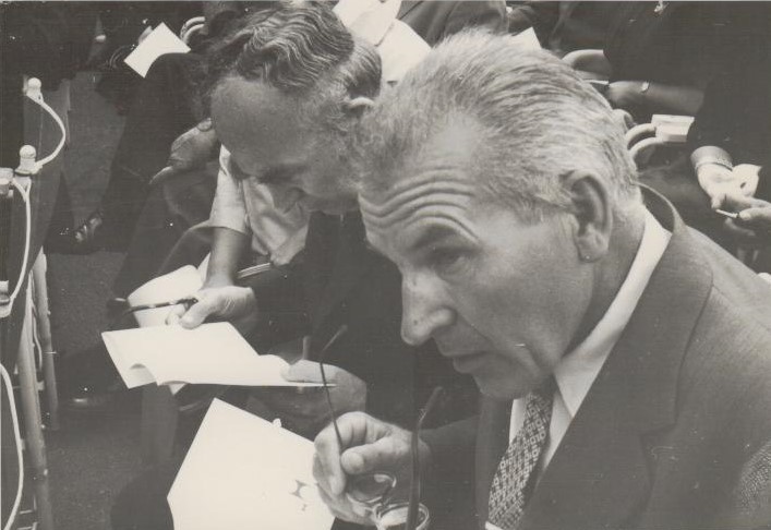 Holyvudo muziejaus pamatų pradėjimo kasti iškilmės Los Andžele 1963.10.20. Iš dešinės: J. Tininis, B. Brazdžionis. Fotografas A. Gustaitis. BBR12077